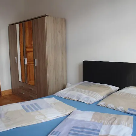 Alt-berliner Schwanenhof - *