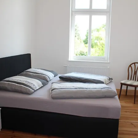 Alt-berliner Schwanenhof - *