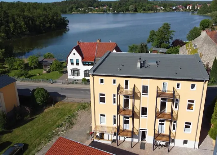 Alt-berliner Schwanenhof - *