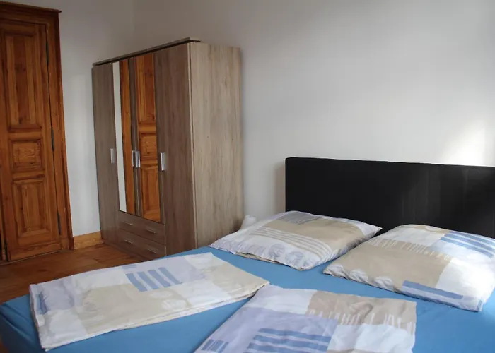 Alt-berliner Schwanenhof - *